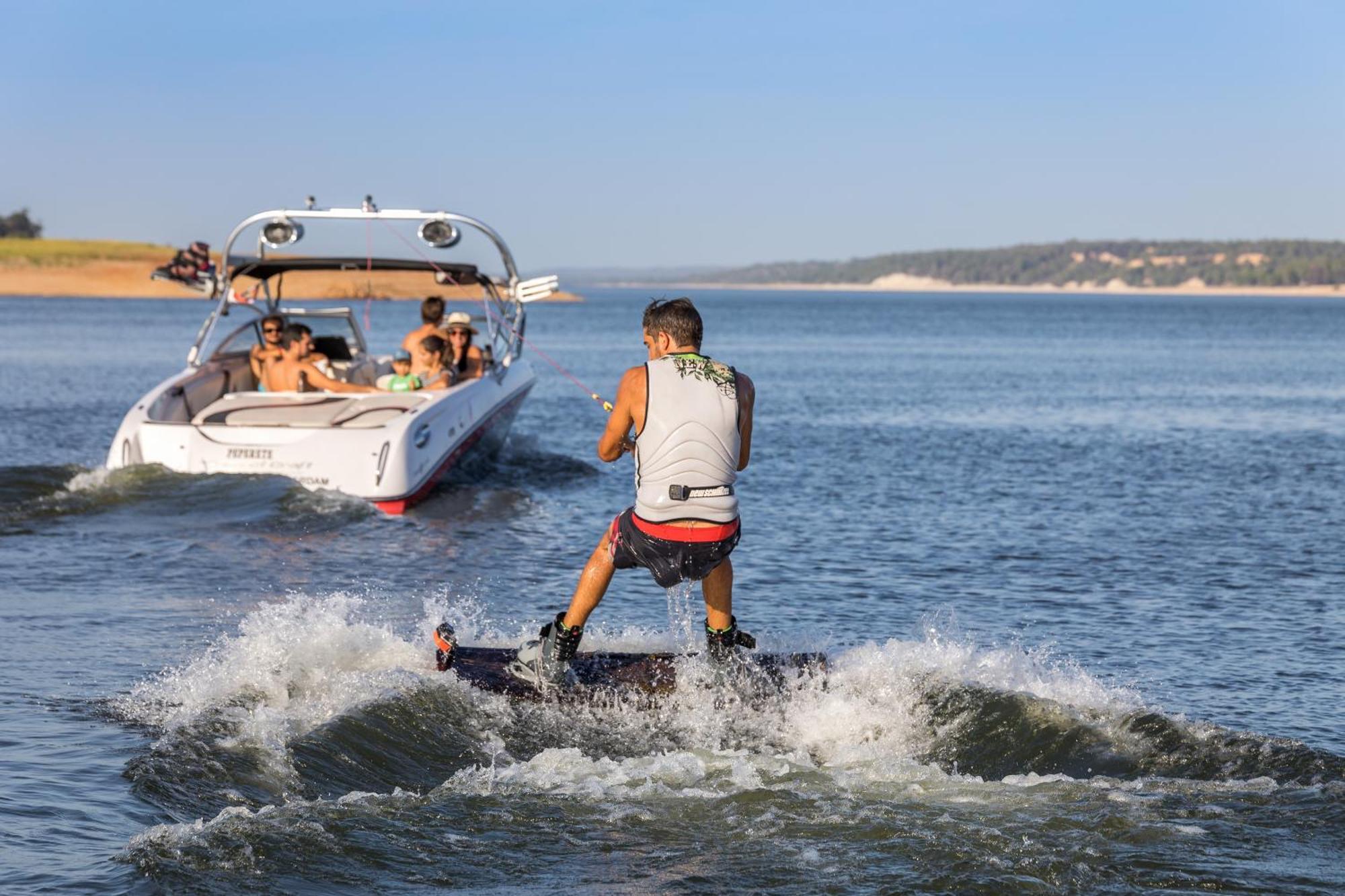 Ap Lago Montargil - Conference & Spa Exterior foto A wakeboarder